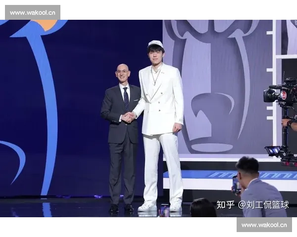 杨瀚森 NBA 选秀夜藏爱!袖口绣女友名 + 情侣手链实锤,青梅竹马太甜了 杨瀚森 NBA 选秀夜藏爱!袖口绣女友名 + 情侣手链实锤,青梅竹马太甜了